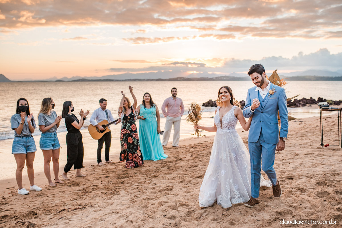 Casamento mini wedding elopment wedding fotógrafos de casamento em vila velha fotógrafos de casamento em vitória na praia Boca da Baleia Castelhanos Anchieta espirito santo es com noivo noiva buquê vestido de noiva e decoração na praia covid-19 Pandemia