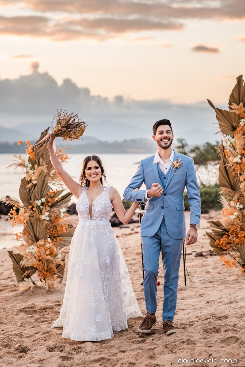 Casamento mini wedding elopment wedding fotógrafos de casamento em vila velha fotógrafos de casamento em vitória na praia Boca da Baleia Castelhanos Anchieta espirito santo es com noivo noiva buquê vestido de noiva e decoração na praia covid-19 Pandemia