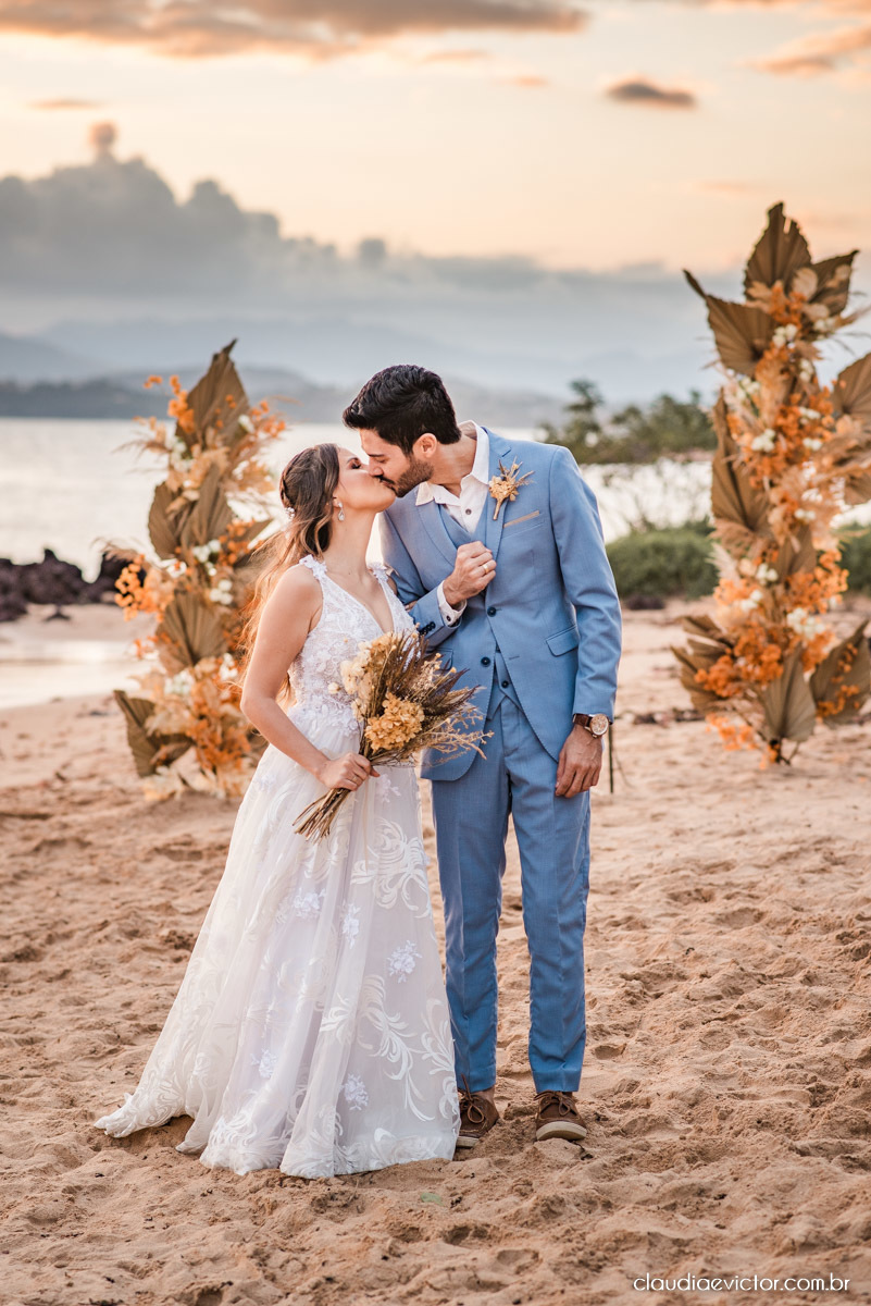 Casamento mini wedding elopment wedding fotógrafos de casamento em vila velha fotógrafos de casamento em vitória na praia Boca da Baleia Castelhanos Anchieta espirito santo es com noivo noiva buquê vestido de noiva e decoração na praia covid-19 Pandemia