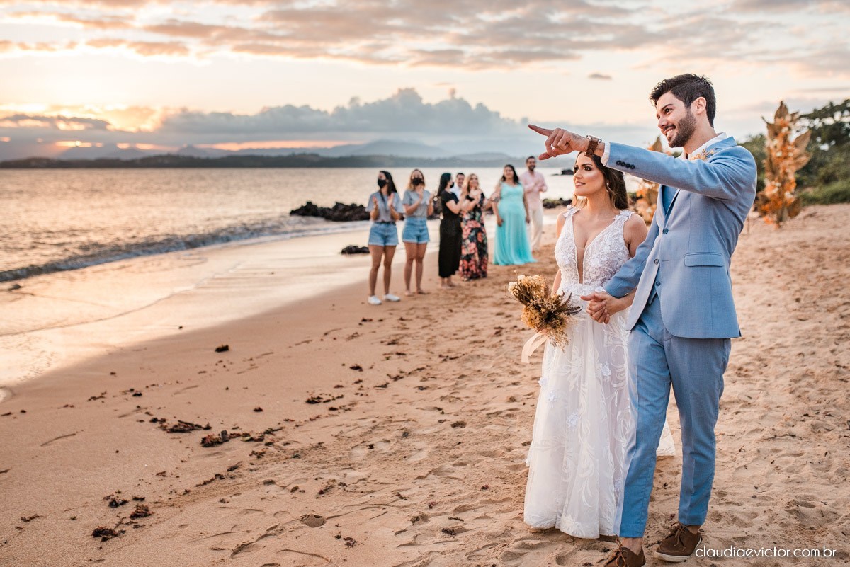 Casamento mini wedding elopment wedding fotógrafos de casamento em vila velha fotógrafos de casamento em vitória na praia Boca da Baleia Castelhanos Anchieta espirito santo es com noivo noiva buquê vestido de noiva e decoração na praia covid-19 Pandemia