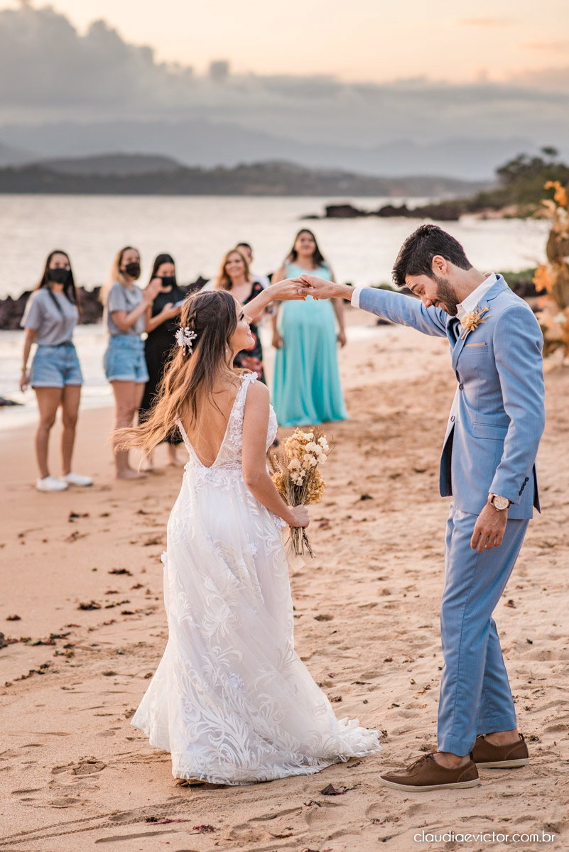 Casamento mini wedding elopment wedding fotógrafos de casamento em vila velha fotógrafos de casamento em vitória na praia Boca da Baleia Castelhanos Anchieta espirito santo es com noivo noiva buquê vestido de noiva e decoração na praia covid-19 Pandemia