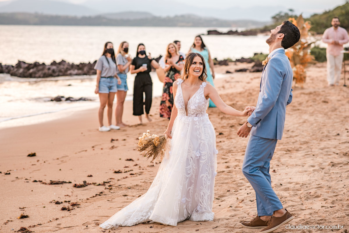 Casamento mini wedding elopment wedding fotógrafos de casamento em vila velha fotógrafos de casamento em vitória na praia Boca da Baleia Castelhanos Anchieta espirito santo es com noivo noiva buquê vestido de noiva e decoração na praia covid-19 Pandemia