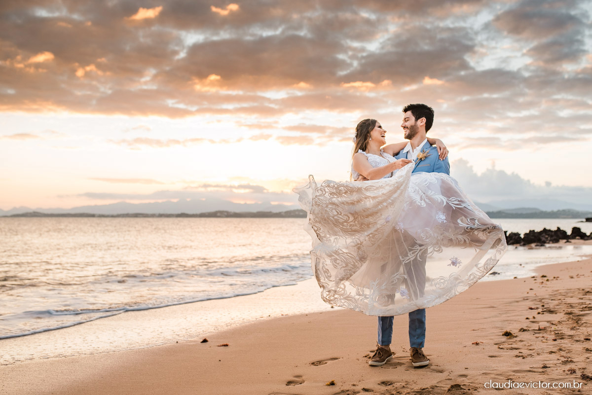 Casamento mini wedding elopment wedding fotógrafos de casamento em vila velha fotógrafos de casamento em vitória na praia Boca da Baleia Castelhanos Anchieta espirito santo es com noivo noiva buquê vestido de noiva e decoração na praia covid-19 Pandemia