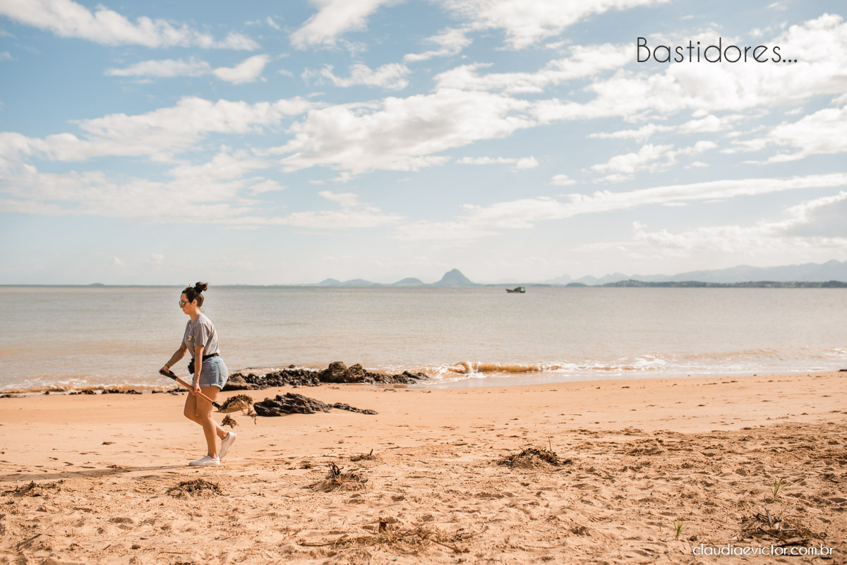 Casamento mini wedding elopment wedding fotógrafos de casamento em vila velha fotógrafos de casamento em vitória na praia Boca da Baleia Castelhanos Anchieta espirito santo es com noivo noiva buquê vestido de noiva e decoração na praia covid-19 Pandemia