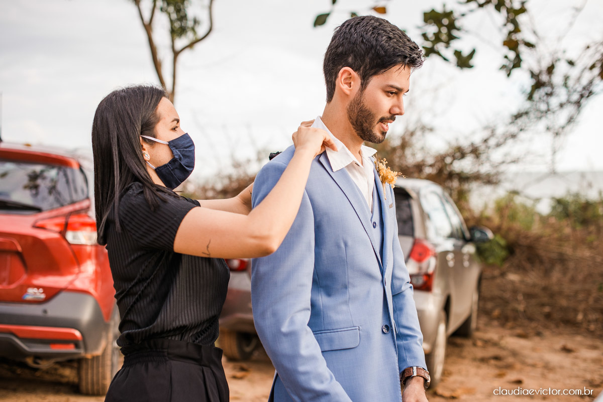 Casamento mini wedding elopment wedding fotógrafos de casamento em vila velha fotógrafos de casamento em vitória na praia Boca da Baleia Castelhanos Anchieta espirito santo es com noivo noiva buquê vestido de noiva e decoração na praia covid-19 Pandemia