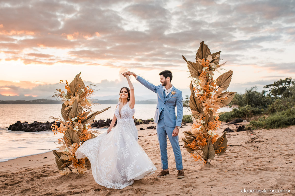 Casamento mini wedding elopment wedding fotógrafos de casamento em vila velha fotógrafos de casamento em vitória na praia Boca da Baleia Castelhanos Anchieta espirito santo es com noivo noiva buquê vestido de noiva e decoração na praia covid-19 Pandemia