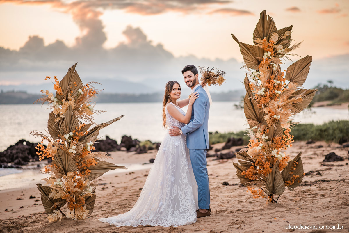 Casamento mini wedding elopment wedding fotógrafos de casamento em vila velha fotógrafos de casamento em vitória na praia Boca da Baleia Castelhanos Anchieta espirito santo es com noivo noiva buquê vestido de noiva e decoração na praia covid-19 Pandemia
