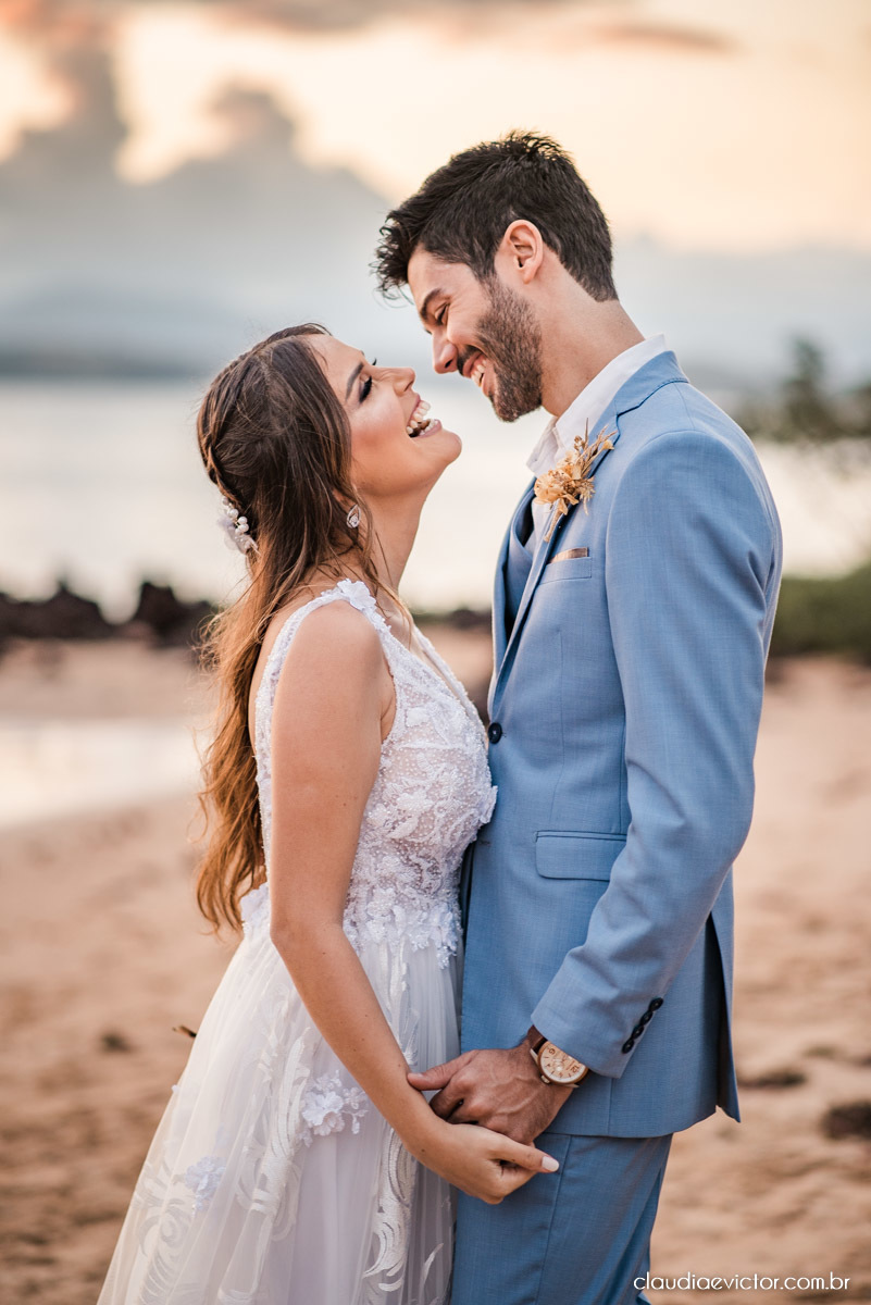 Casamento mini wedding elopment wedding fotógrafos de casamento em vila velha fotógrafos de casamento em vitória na praia Boca da Baleia Castelhanos Anchieta espirito santo es com noivo noiva buquê vestido de noiva e decoração na praia covid-19 Pandemia