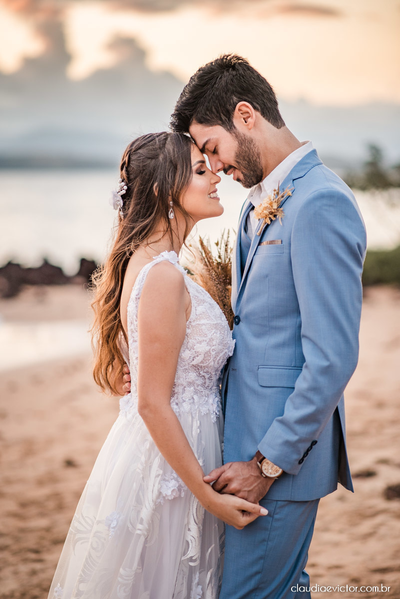 Casamento mini wedding elopment wedding fotógrafos de casamento em vila velha fotógrafos de casamento em vitória na praia Boca da Baleia Castelhanos Anchieta espirito santo es com noivo noiva buquê vestido de noiva e decoração na praia covid-19 Pandemia