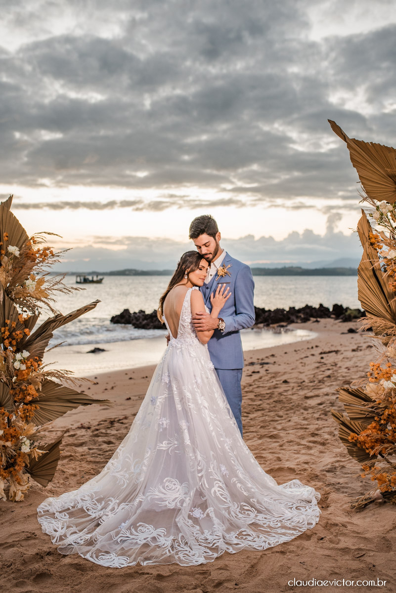 Casamento mini wedding elopment wedding fotógrafos de casamento em vila velha fotógrafos de casamento em vitória na praia Boca da Baleia Castelhanos Anchieta espirito santo es com noivo noiva buquê vestido de noiva e decoração na praia covid-19 Pandemia