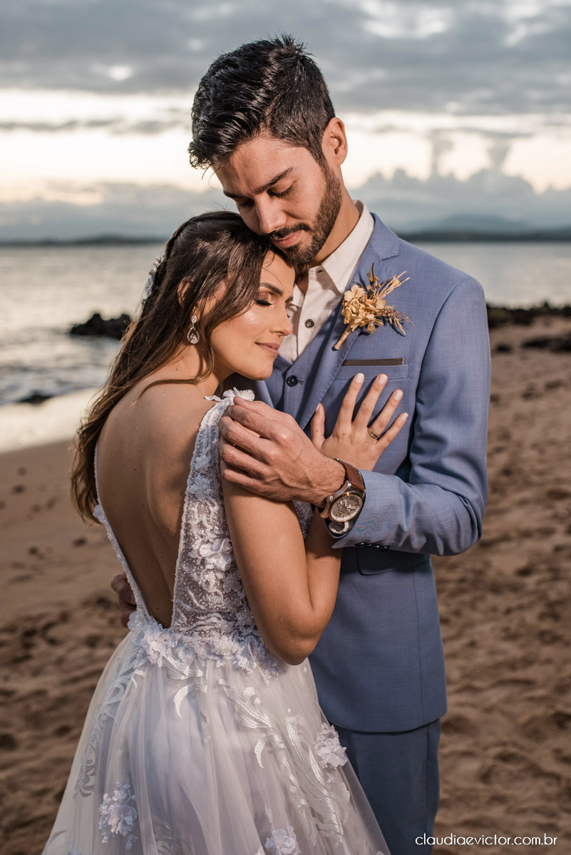 Casamento mini wedding elopment wedding fotógrafos de casamento em vila velha fotógrafos de casamento em vitória na praia Boca da Baleia Castelhanos Anchieta espirito santo es com noivo noiva buquê vestido de noiva e decoração na praia covid-19 Pandemia