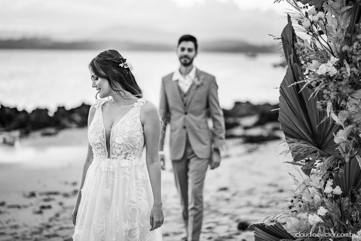 Casamento mini wedding elopment wedding fotógrafos de casamento em vila velha fotógrafos de casamento em vitória na praia Boca da Baleia Castelhanos Anchieta espirito santo es com noivo noiva buquê vestido de noiva e decoração na praia covid-19 Pandemia