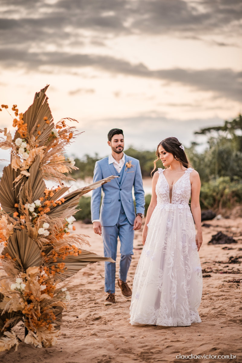 Casamento mini wedding elopment wedding fotógrafos de casamento em vila velha fotógrafos de casamento em vitória na praia Boca da Baleia Castelhanos Anchieta espirito santo es com noivo noiva buquê vestido de noiva e decoração na praia covid-19 Pandemia