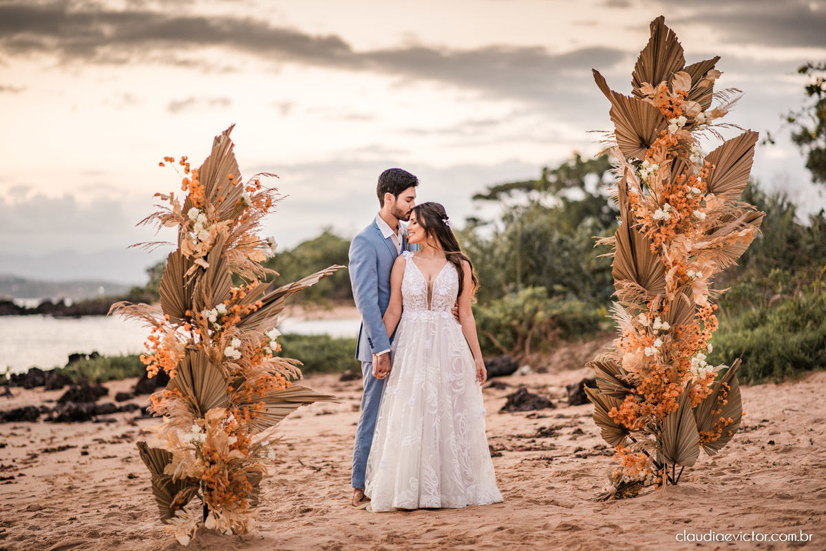 Casamento mini wedding elopment wedding fotógrafos de casamento em vila velha fotógrafos de casamento em vitória na praia Boca da Baleia Castelhanos Anchieta espirito santo es com noivo noiva buquê vestido de noiva e decoração na praia covid-19 Pandemia