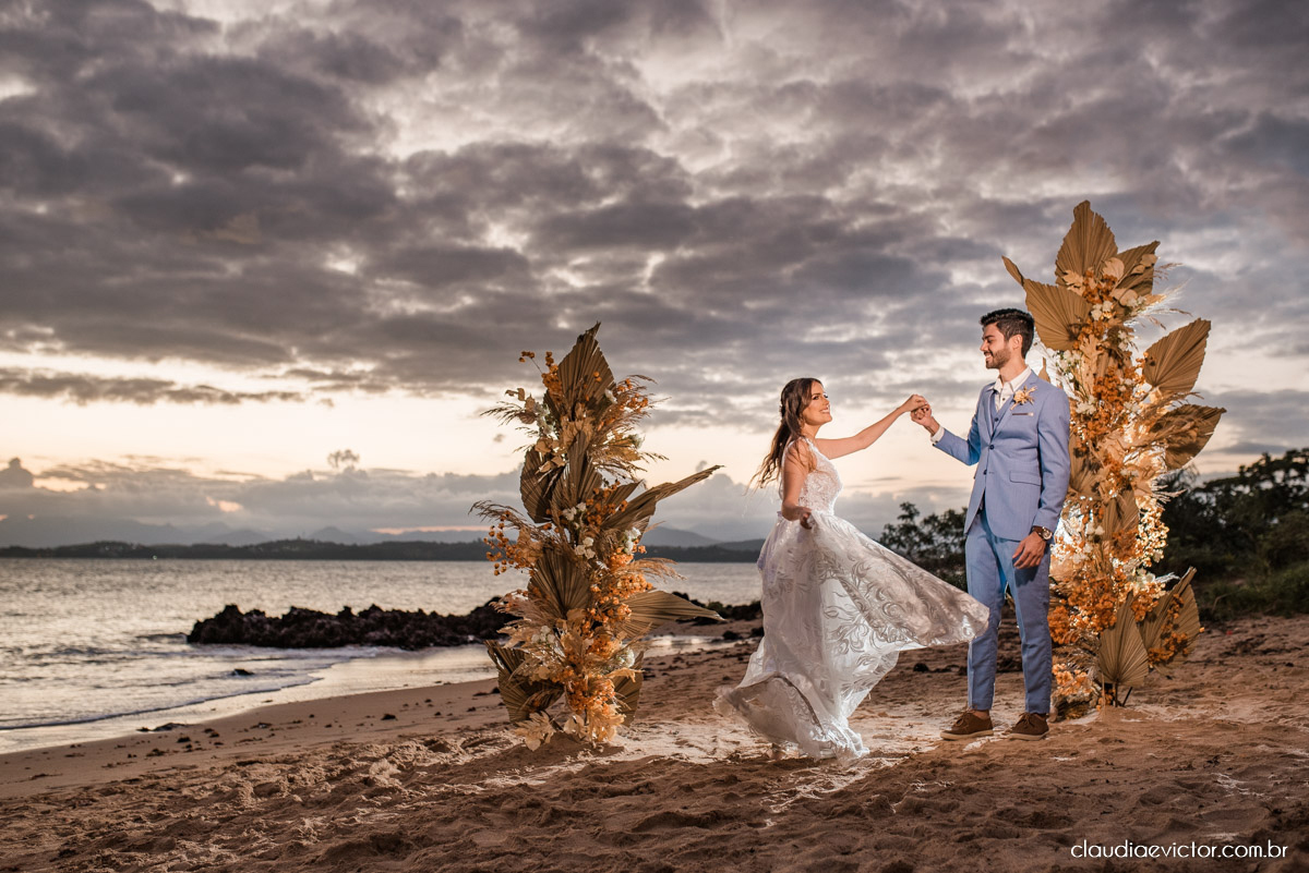 Casamento mini wedding elopment wedding fotógrafos de casamento em vila velha fotógrafos de casamento em vitória na praia Boca da Baleia Castelhanos Anchieta espirito santo es com noivo noiva buquê vestido de noiva e decoração na praia covid-19 Pandemia