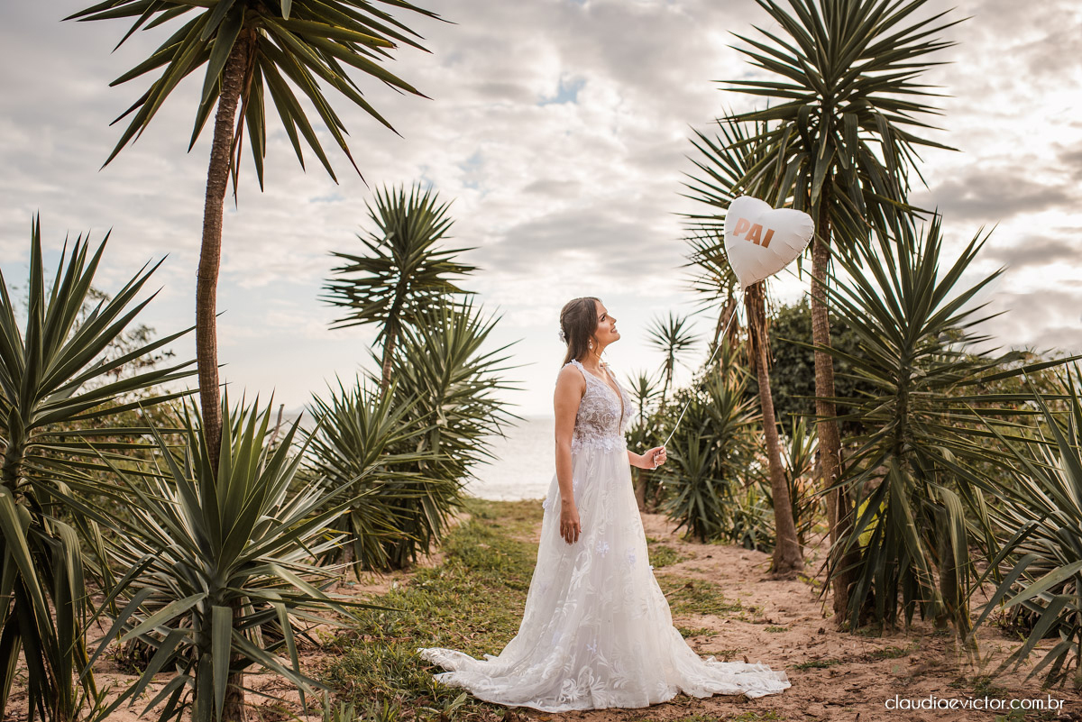 Casamento mini wedding elopment wedding fotógrafos de casamento em vila velha fotógrafos de casamento em vitória na praia Boca da Baleia Castelhanos Anchieta espirito santo es com noivo noiva buquê vestido de noiva e decoração na praia covid-19 Pandemia