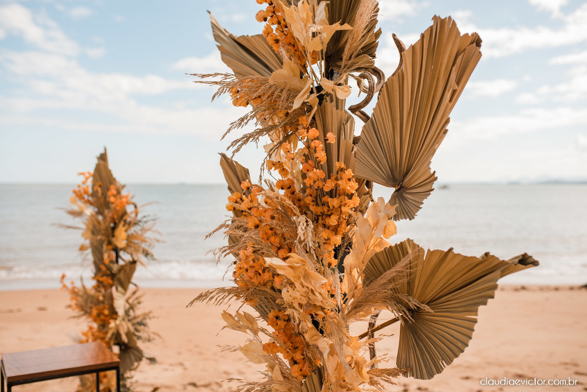 Casamento mini wedding elopment wedding fotógrafos de casamento em vila velha fotógrafos de casamento em vitória na praia Boca da Baleia Castelhanos Anchieta espirito santo es com noivo noiva buquê vestido de noiva e decoração na praia covid-19 Pandemia