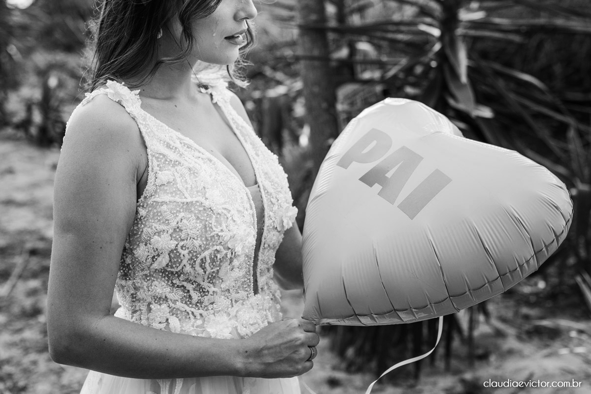 Casamento mini wedding elopment wedding fotógrafos de casamento em vila velha fotógrafos de casamento em vitória na praia Boca da Baleia Castelhanos Anchieta espirito santo es com noivo noiva buquê vestido de noiva e decoração na praia covid-19 Pandemia