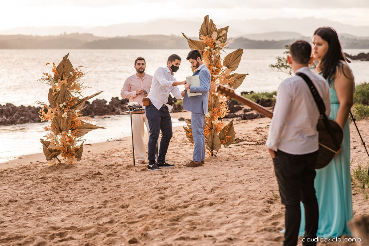 Casamento mini wedding elopment wedding fotógrafos de casamento em vila velha fotógrafos de casamento em vitória na praia Boca da Baleia Castelhanos Anchieta espirito santo es com noivo noiva buquê vestido de noiva e decoração na praia covid-19 Pandemia