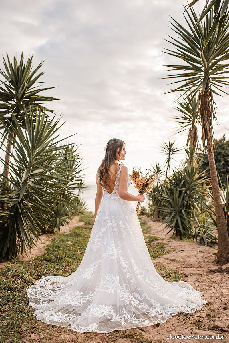 Casamento mini wedding elopment wedding fotógrafos de casamento em vila velha fotógrafos de casamento em vitória na praia Boca da Baleia Castelhanos Anchieta espirito santo es com noivo noiva buquê vestido de noiva e decoração na praia covid-19 Pandemia