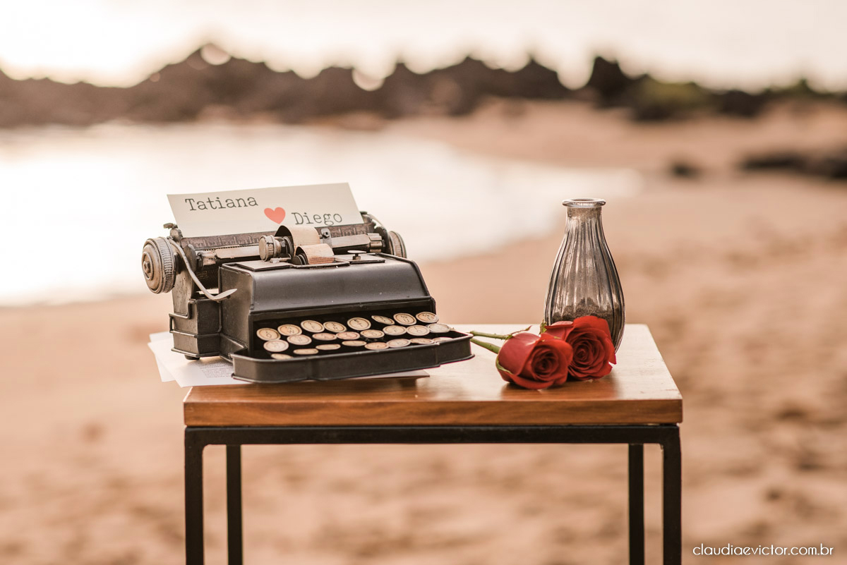 Casamento mini wedding elopment wedding fotógrafos de casamento em vila velha fotógrafos de casamento em vitória na praia Boca da Baleia Castelhanos Anchieta espirito santo es com noivo noiva buquê vestido de noiva e decoração na praia covid-19 Pandemia