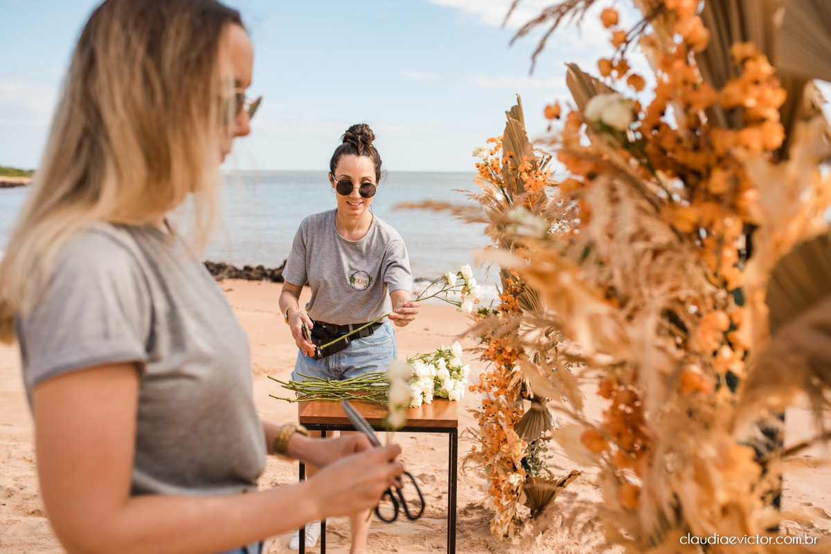 Casamento mini wedding elopment wedding fotógrafos de casamento em vila velha fotógrafos de casamento em vitória na praia Boca da Baleia Castelhanos Anchieta espirito santo es com noivo noiva buquê vestido de noiva e decoração na praia covid-19 Pandemia