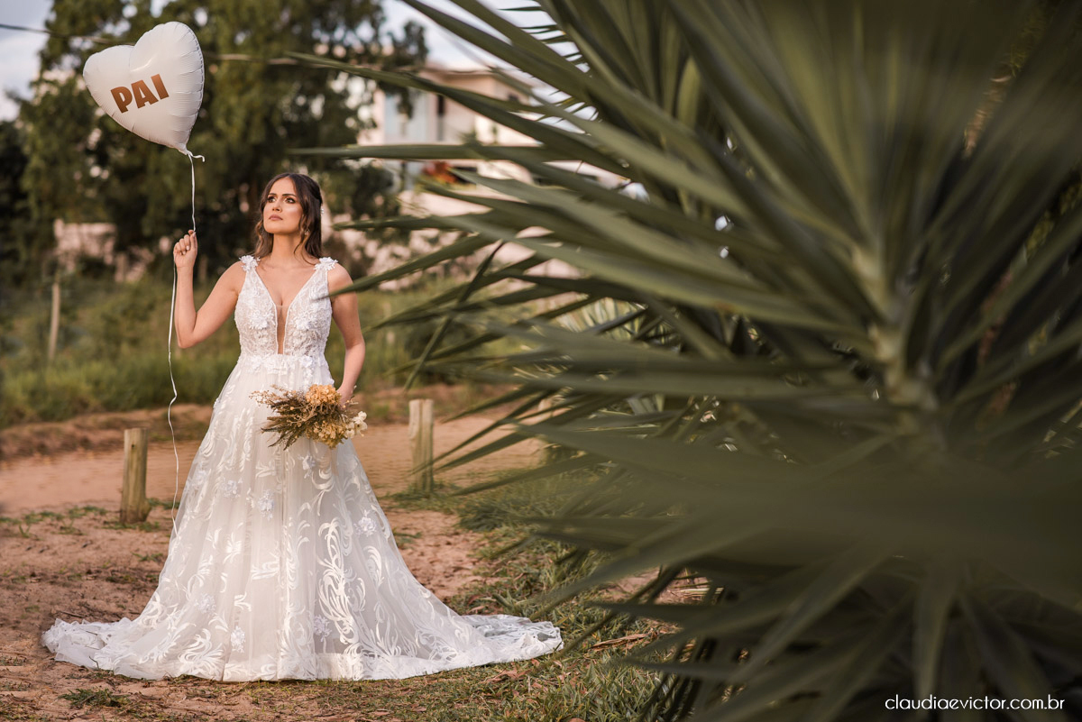Casamento mini wedding elopment wedding fotógrafos de casamento em vila velha fotógrafos de casamento em vitória na praia Boca da Baleia Castelhanos Anchieta espirito santo es com noivo noiva buquê vestido de noiva e decoração na praia covid-19 Pandemia