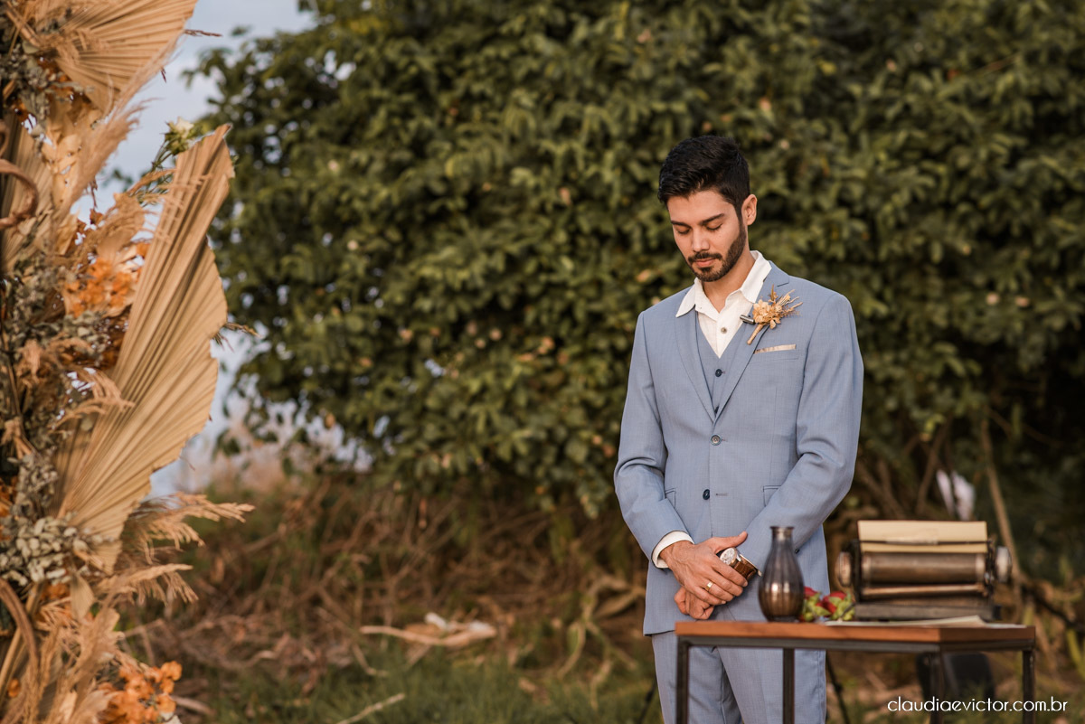 Casamento mini wedding elopment wedding fotógrafos de casamento em vila velha fotógrafos de casamento em vitória na praia Boca da Baleia Castelhanos Anchieta espirito santo es com noivo noiva buquê vestido de noiva e decoração na praia covid-19 Pandemia