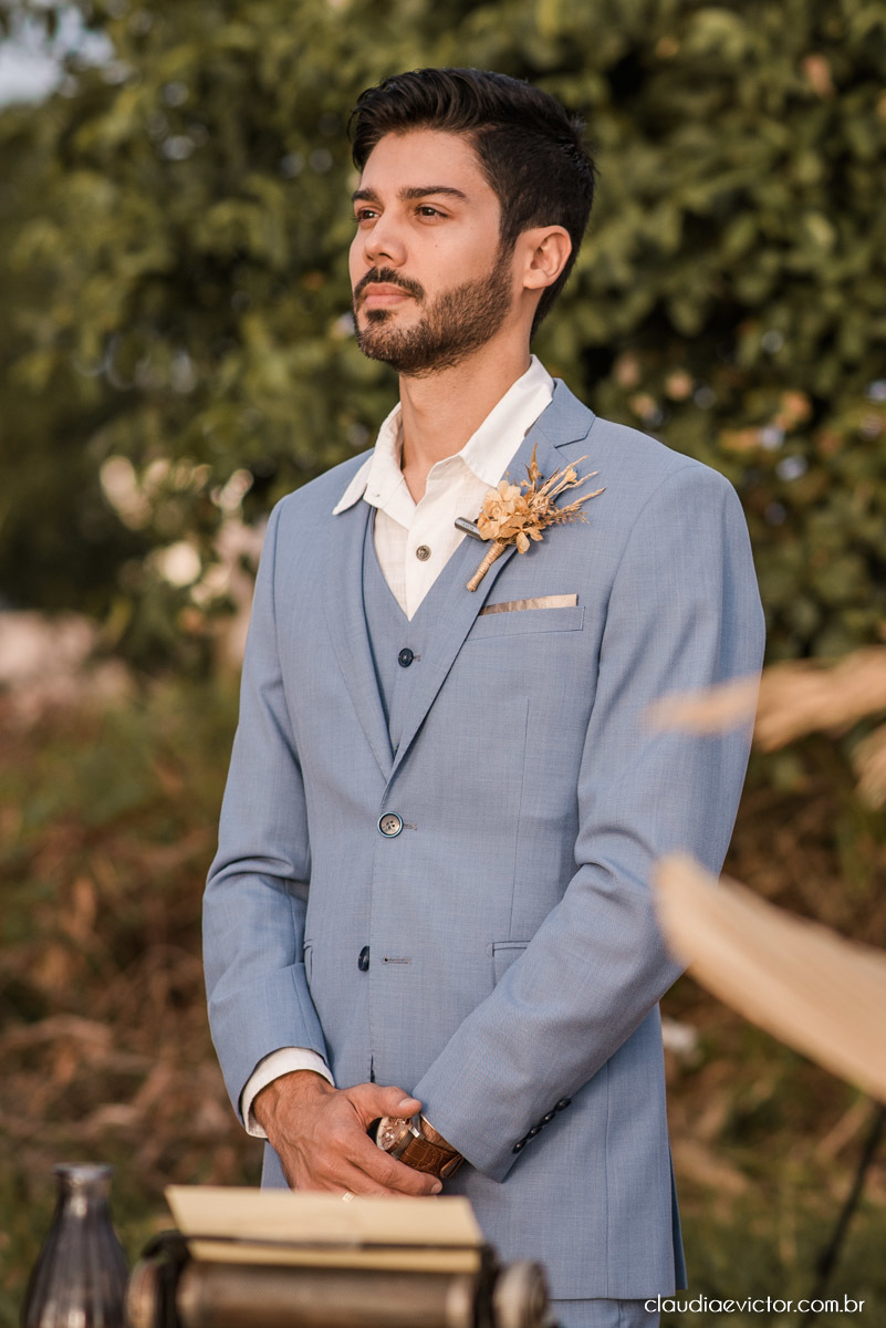 Casamento mini wedding elopment wedding fotógrafos de casamento em vila velha fotógrafos de casamento em vitória na praia Boca da Baleia Castelhanos Anchieta espirito santo es com noivo noiva buquê vestido de noiva e decoração na praia covid-19 Pandemia