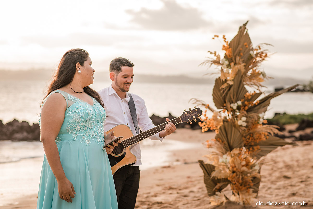 Casamento mini wedding elopment wedding fotógrafos de casamento em vila velha fotógrafos de casamento em vitória na praia Boca da Baleia Castelhanos Anchieta espirito santo es com noivo noiva buquê vestido de noiva e decoração na praia covid-19 Pandemia