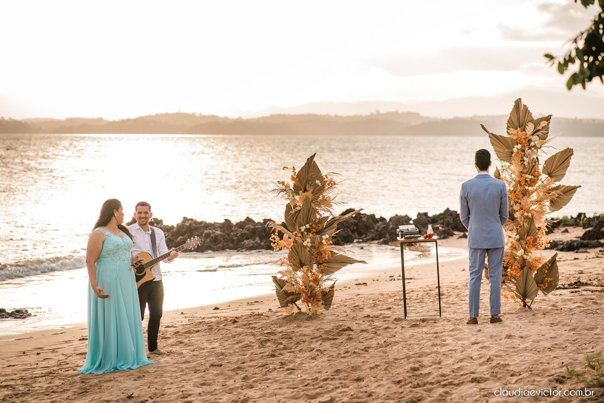 Casamento mini wedding elopment wedding fotógrafos de casamento em vila velha fotógrafos de casamento em vitória na praia Boca da Baleia Castelhanos Anchieta espirito santo es com noivo noiva buquê vestido de noiva e decoração na praia covid-19 Pandemia