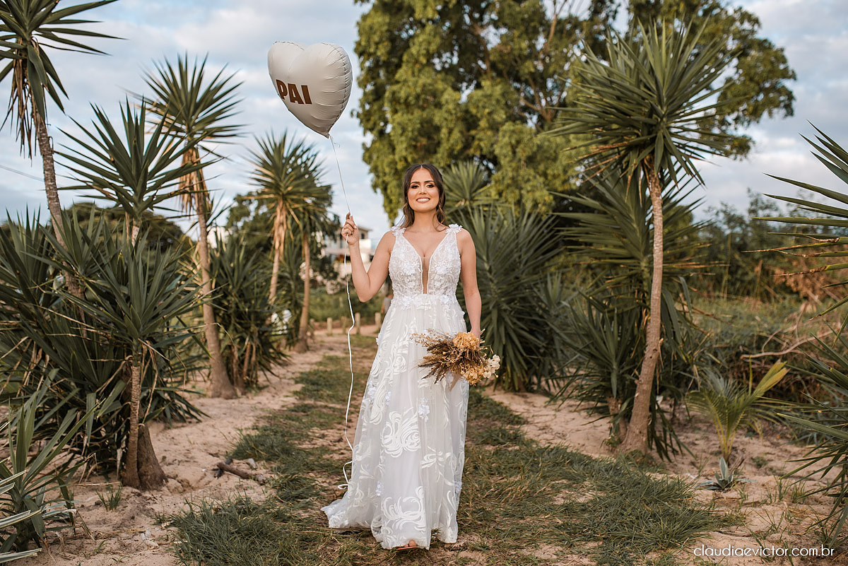 Casamento mini wedding elopment wedding fotógrafos de casamento em vila velha fotógrafos de casamento em vitória na praia Boca da Baleia Castelhanos Anchieta espirito santo es com noivo noiva buquê vestido de noiva e decoração na praia covid-19 Pandemia