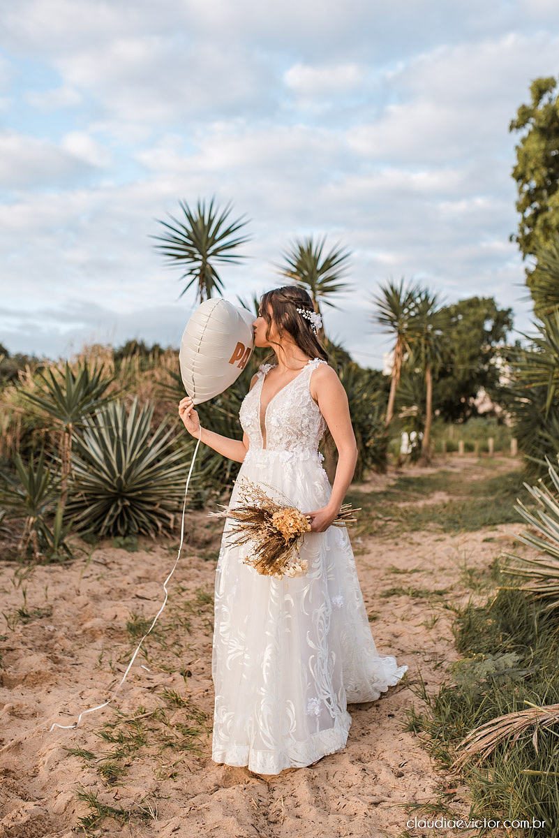 Casamento mini wedding elopment wedding fotógrafos de casamento em vila velha fotógrafos de casamento em vitória na praia Boca da Baleia Castelhanos Anchieta espirito santo es com noivo noiva buquê vestido de noiva e decoração na praia covid-19 Pandemia