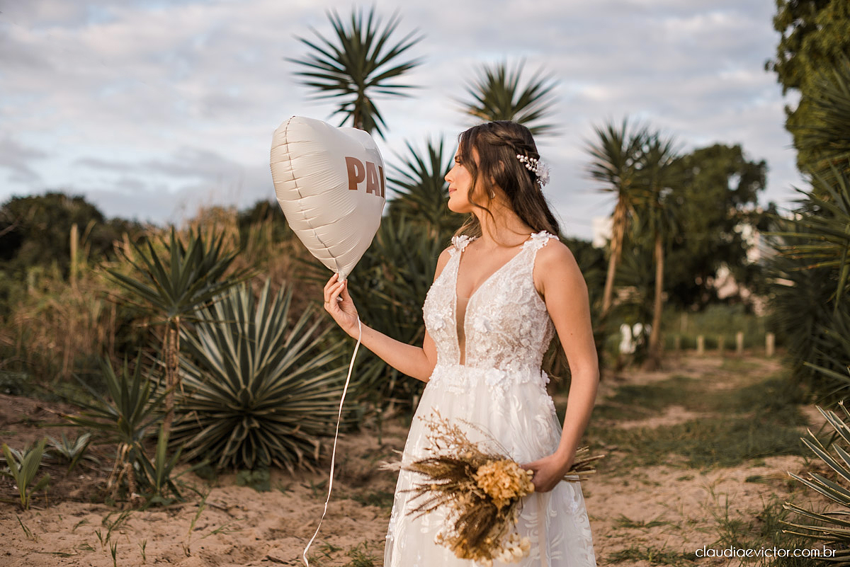 Casamento mini wedding elopment wedding fotógrafos de casamento em vila velha fotógrafos de casamento em vitória na praia Boca da Baleia Castelhanos Anchieta espirito santo es com noivo noiva buquê vestido de noiva e decoração na praia covid-19 Pandemia