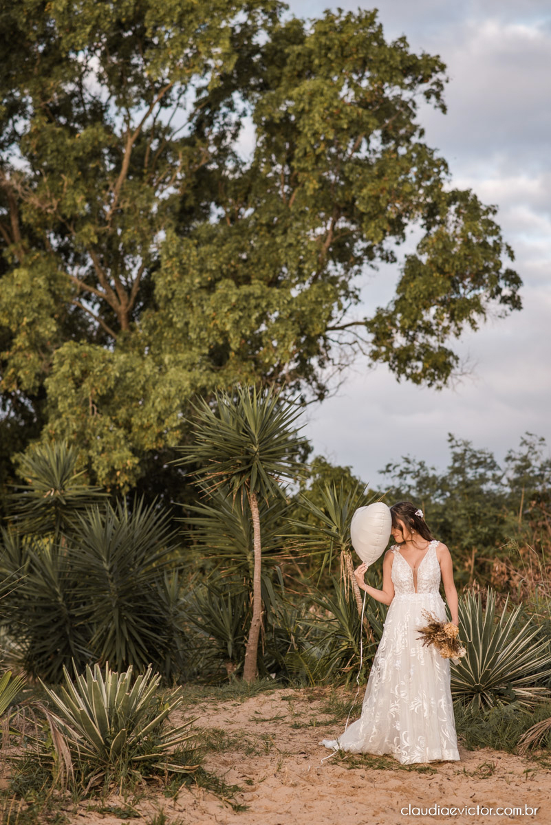 Casamento mini wedding elopment wedding fotógrafos de casamento em vila velha fotógrafos de casamento em vitória na praia Boca da Baleia Castelhanos Anchieta espirito santo es com noivo noiva buquê vestido de noiva e decoração na praia covid-19 Pandemia