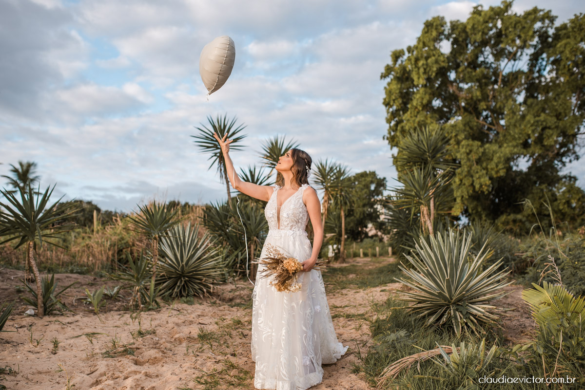 Casamento mini wedding elopment wedding fotógrafos de casamento em vila velha fotógrafos de casamento em vitória na praia Boca da Baleia Castelhanos Anchieta espirito santo es com noivo noiva buquê vestido de noiva e decoração na praia covid-19 Pandemia