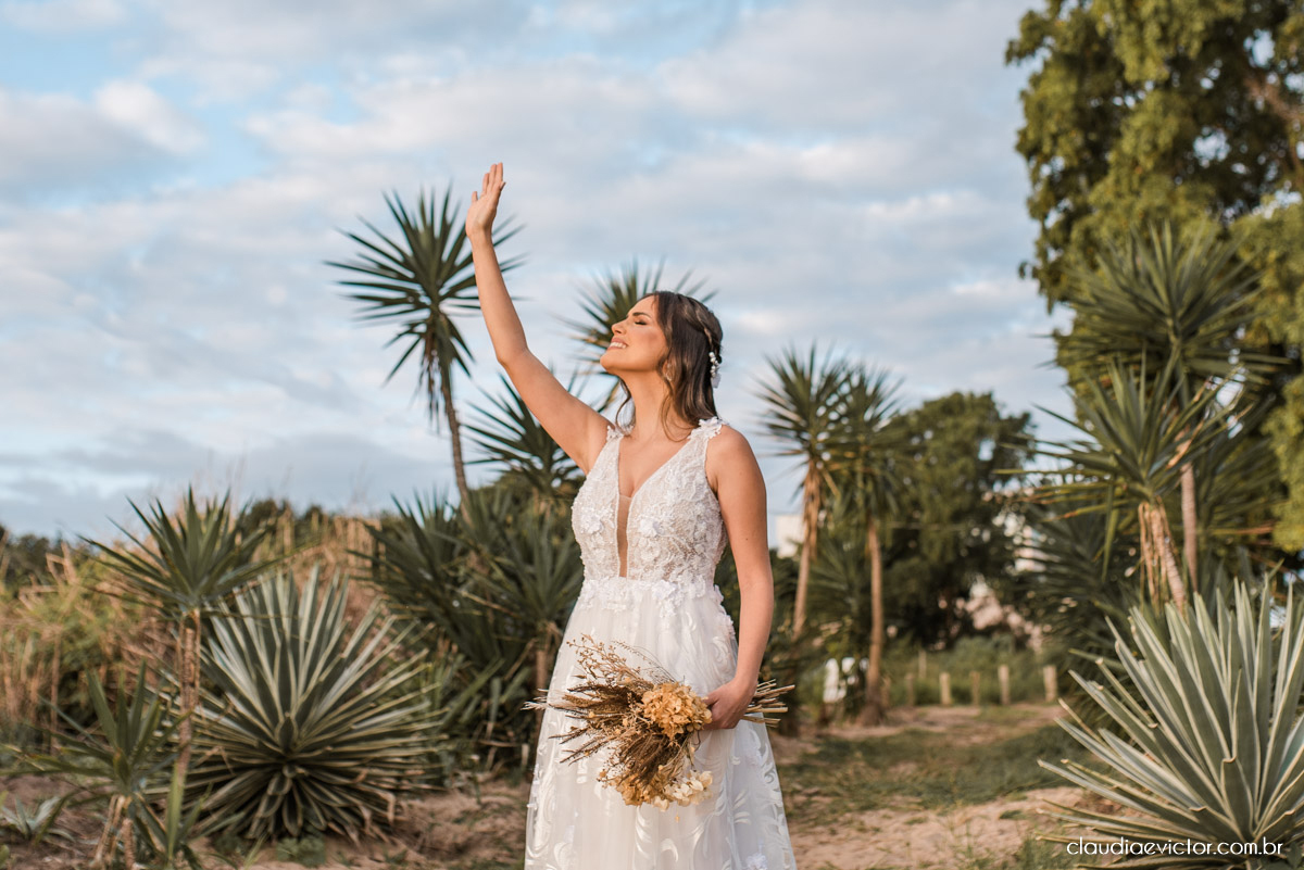 Casamento mini wedding elopment wedding fotógrafos de casamento em vila velha fotógrafos de casamento em vitória na praia Boca da Baleia Castelhanos Anchieta espirito santo es com noivo noiva buquê vestido de noiva e decoração na praia covid-19 Pandemia