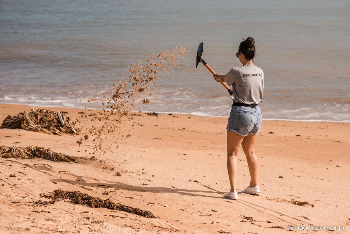 Casamento mini wedding elopment wedding fotógrafos de casamento em vila velha fotógrafos de casamento em vitória na praia Boca da Baleia Castelhanos Anchieta espirito santo es com noivo noiva buquê vestido de noiva e decoração na praia covid-19 Pandemia