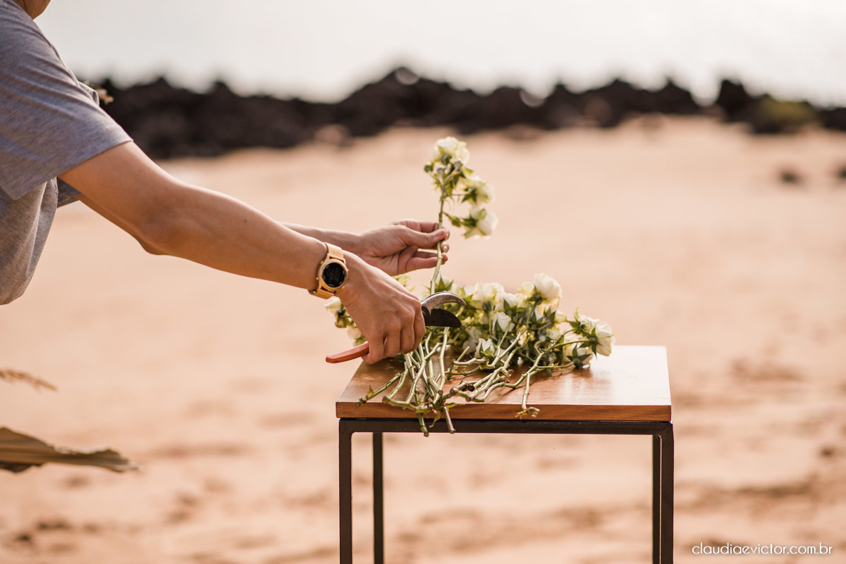 Casamento mini wedding elopment wedding fotógrafos de casamento em vila velha fotógrafos de casamento em vitória na praia Boca da Baleia Castelhanos Anchieta espirito santo es com noivo noiva buquê vestido de noiva e decoração na praia covid-19 Pandemia