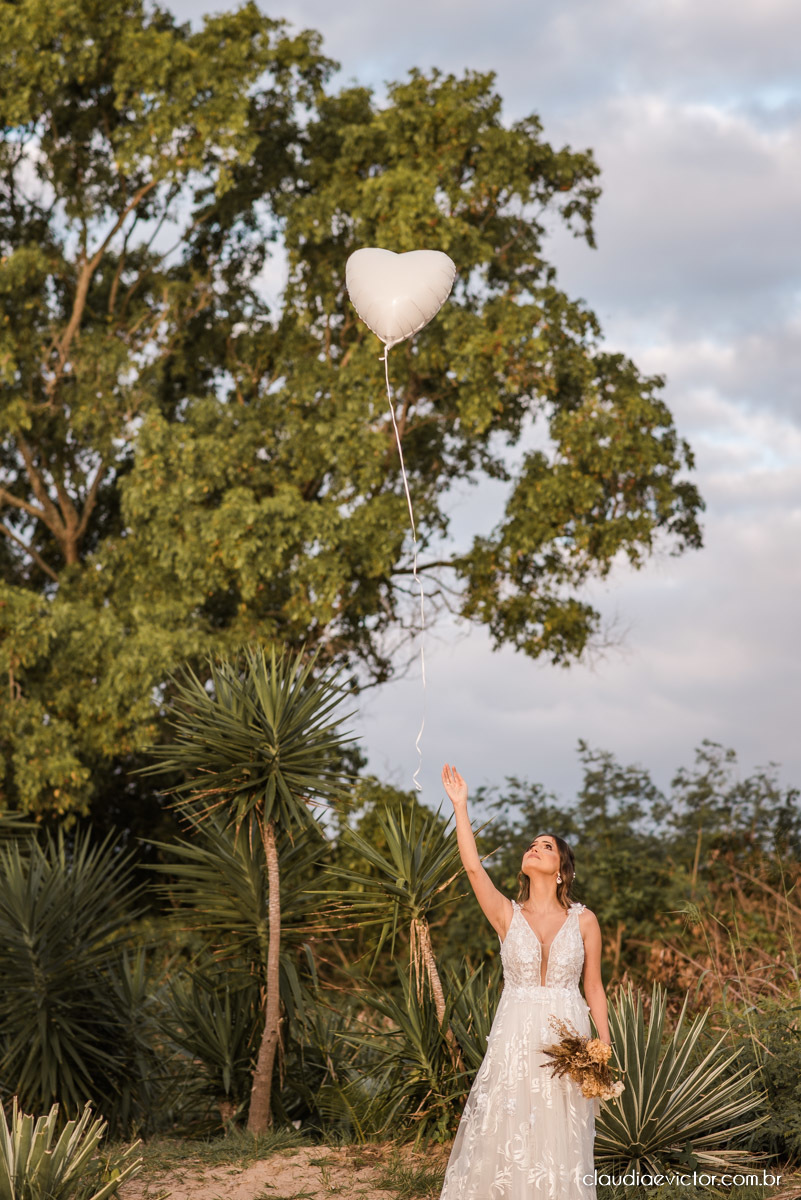 Casamento mini wedding elopment wedding fotógrafos de casamento em vila velha fotógrafos de casamento em vitória na praia Boca da Baleia Castelhanos Anchieta espirito santo es com noivo noiva buquê vestido de noiva e decoração na praia covid-19 Pandemia