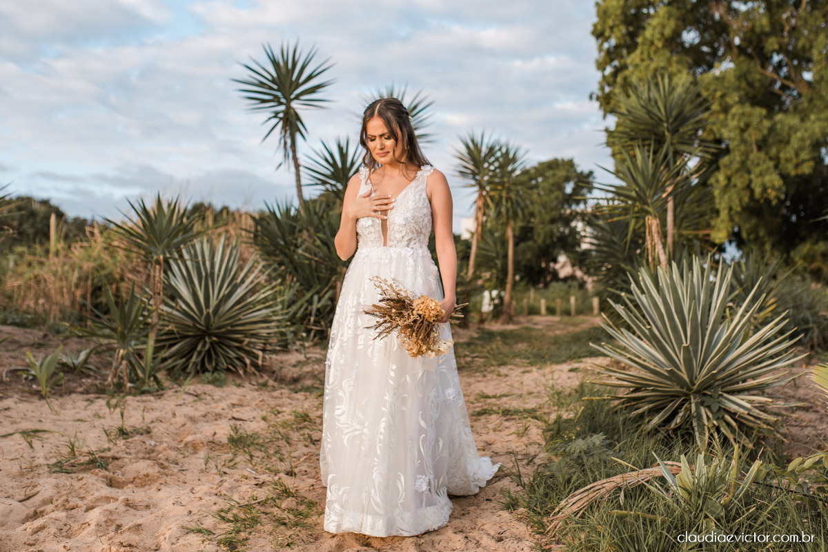 Casamento mini wedding elopment wedding fotógrafos de casamento em vila velha fotógrafos de casamento em vitória na praia Boca da Baleia Castelhanos Anchieta espirito santo es com noivo noiva buquê vestido de noiva e decoração na praia covid-19 Pandemia