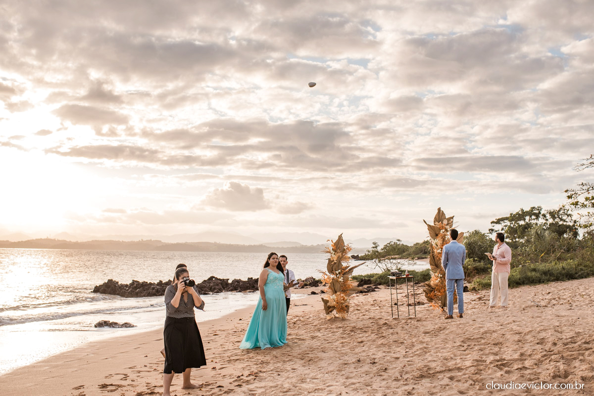 Casamento mini wedding elopment wedding fotógrafos de casamento em vila velha fotógrafos de casamento em vitória na praia Boca da Baleia Castelhanos Anchieta espirito santo es com noivo noiva buquê vestido de noiva e decoração na praia covid-19 Pandemia