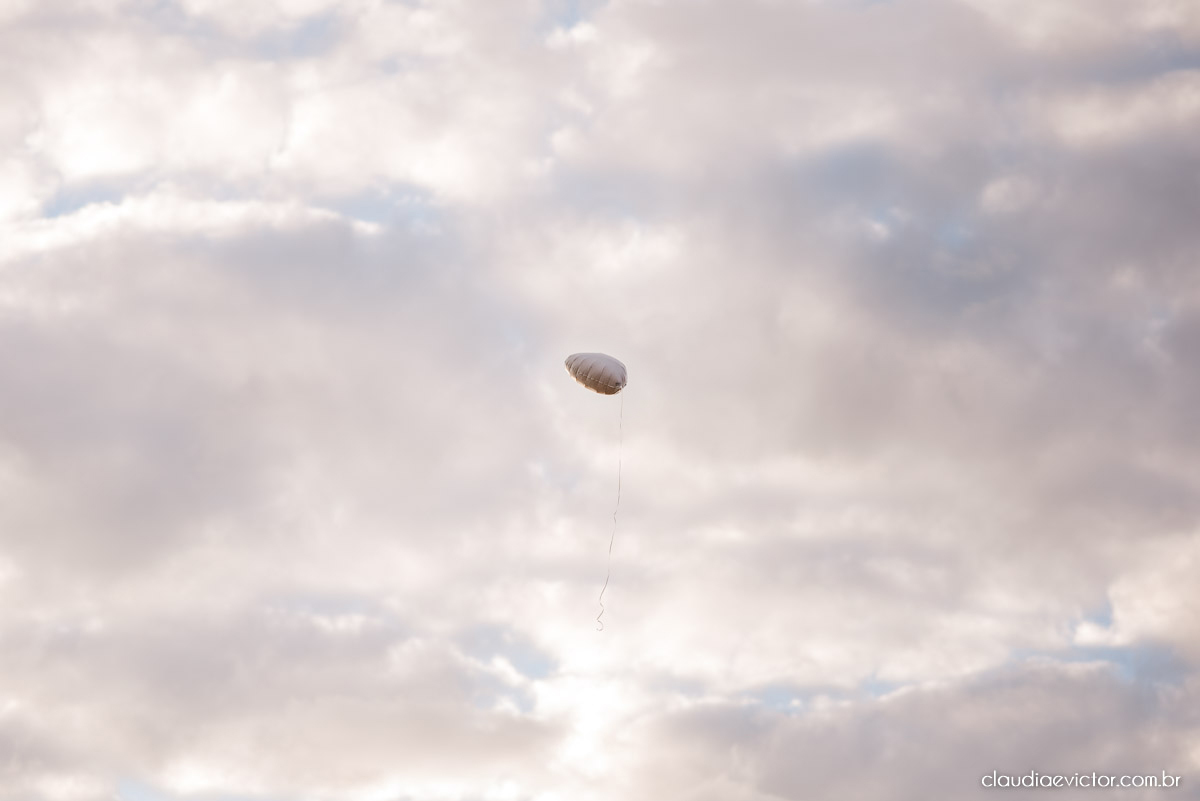 Casamento mini wedding elopment wedding fotógrafos de casamento em vila velha fotógrafos de casamento em vitória na praia Boca da Baleia Castelhanos Anchieta espirito santo es com noivo noiva buquê vestido de noiva e decoração na praia covid-19 Pandemia