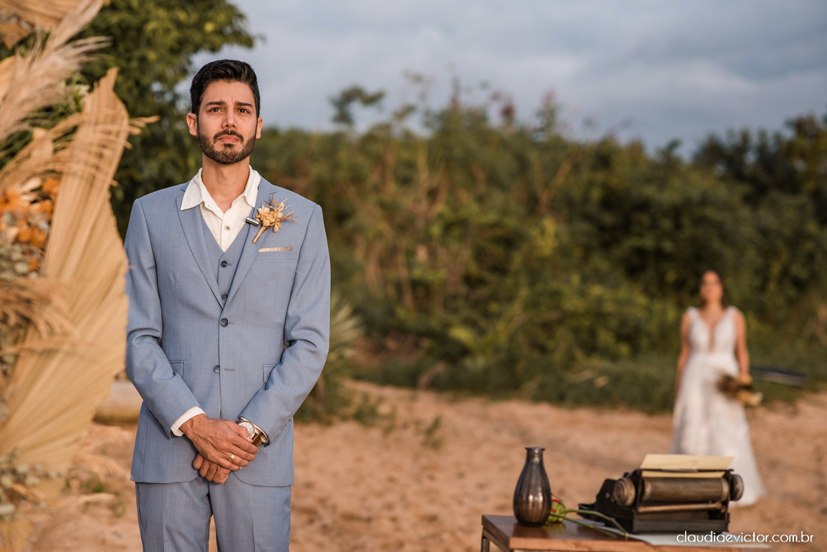 Casamento mini wedding elopment wedding fotógrafos de casamento em vila velha fotógrafos de casamento em vitória na praia Boca da Baleia Castelhanos Anchieta espirito santo es com noivo noiva buquê vestido de noiva e decoração na praia covid-19 Pandemia