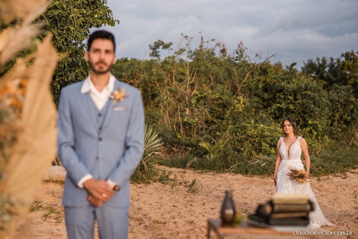 Casamento mini wedding elopment wedding fotógrafos de casamento em vila velha fotógrafos de casamento em vitória na praia Boca da Baleia Castelhanos Anchieta espirito santo es com noivo noiva buquê vestido de noiva e decoração na praia covid-19 Pandemia