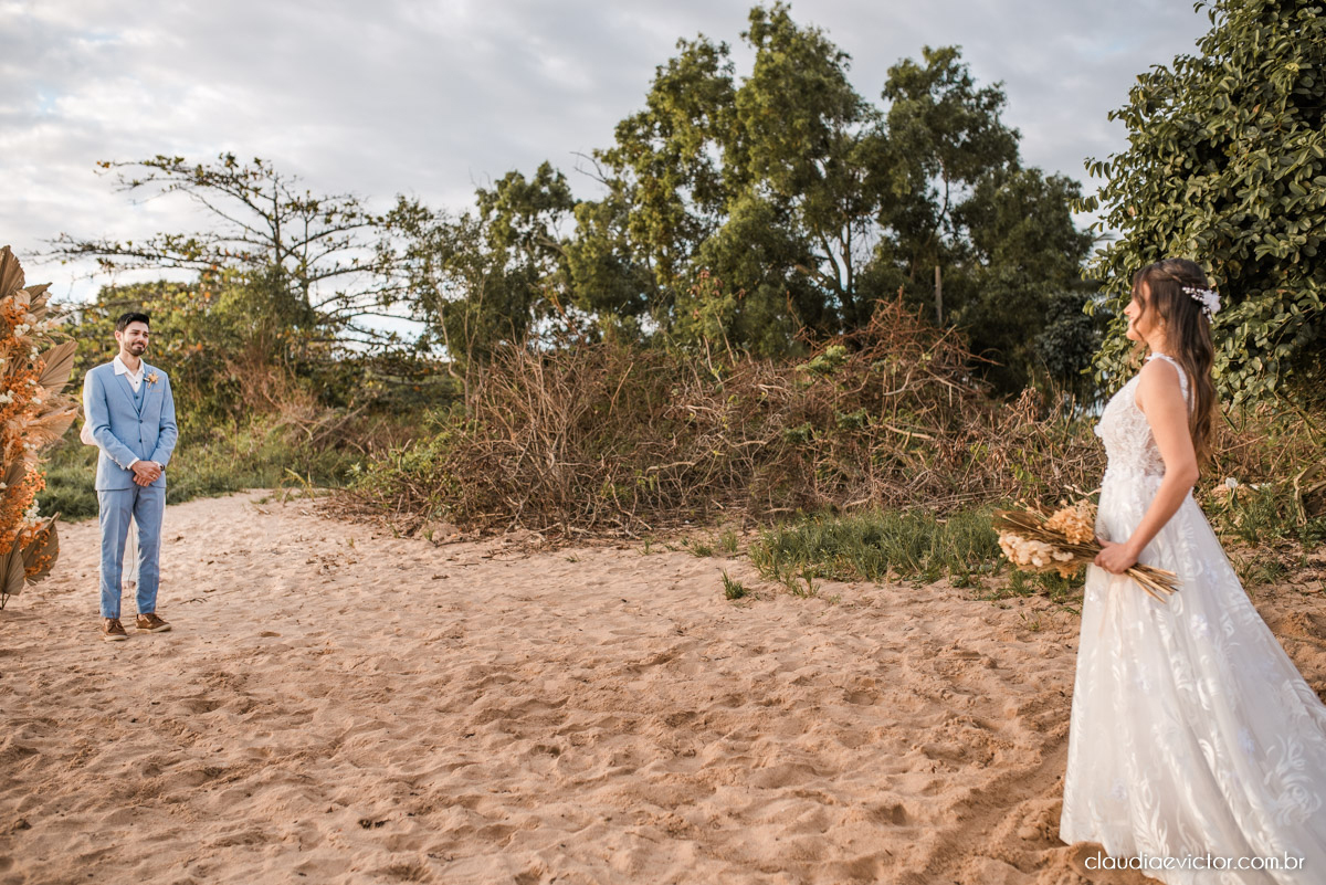 Casamento mini wedding elopment wedding fotógrafos de casamento em vila velha fotógrafos de casamento em vitória na praia Boca da Baleia Castelhanos Anchieta espirito santo es com noivo noiva buquê vestido de noiva e decoração na praia covid-19 Pandemia