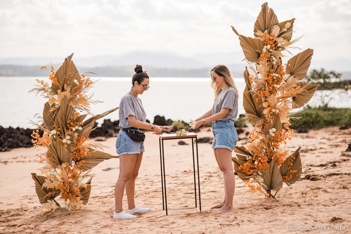 Casamento mini wedding elopment wedding fotógrafos de casamento em vila velha fotógrafos de casamento em vitória na praia Boca da Baleia Castelhanos Anchieta espirito santo es com noivo noiva buquê vestido de noiva e decoração na praia covid-19 Pandemia