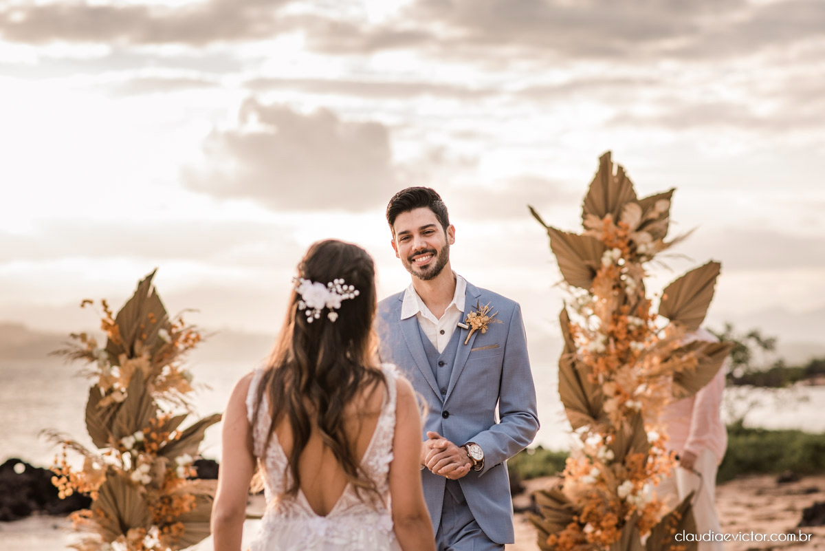 Casamento mini wedding elopment wedding fotógrafos de casamento em vila velha fotógrafos de casamento em vitória na praia Boca da Baleia Castelhanos Anchieta espirito santo es com noivo noiva buquê vestido de noiva e decoração na praia covid-19 Pandemia