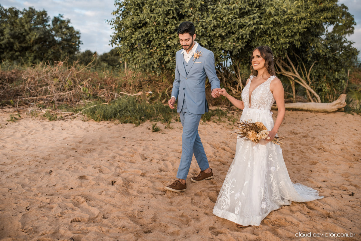 Casamento mini wedding elopment wedding fotógrafos de casamento em vila velha fotógrafos de casamento em vitória na praia Boca da Baleia Castelhanos Anchieta espirito santo es com noivo noiva buquê vestido de noiva e decoração na praia covid-19 Pandemia