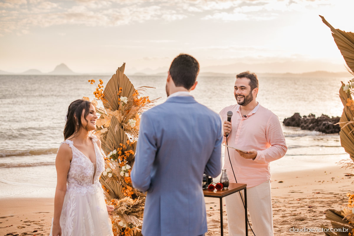 Casamento mini wedding elopment wedding fotógrafos de casamento em vila velha fotógrafos de casamento em vitória na praia Boca da Baleia Castelhanos Anchieta espirito santo es com noivo noiva buquê vestido de noiva e decoração na praia covid-19 Pandemia